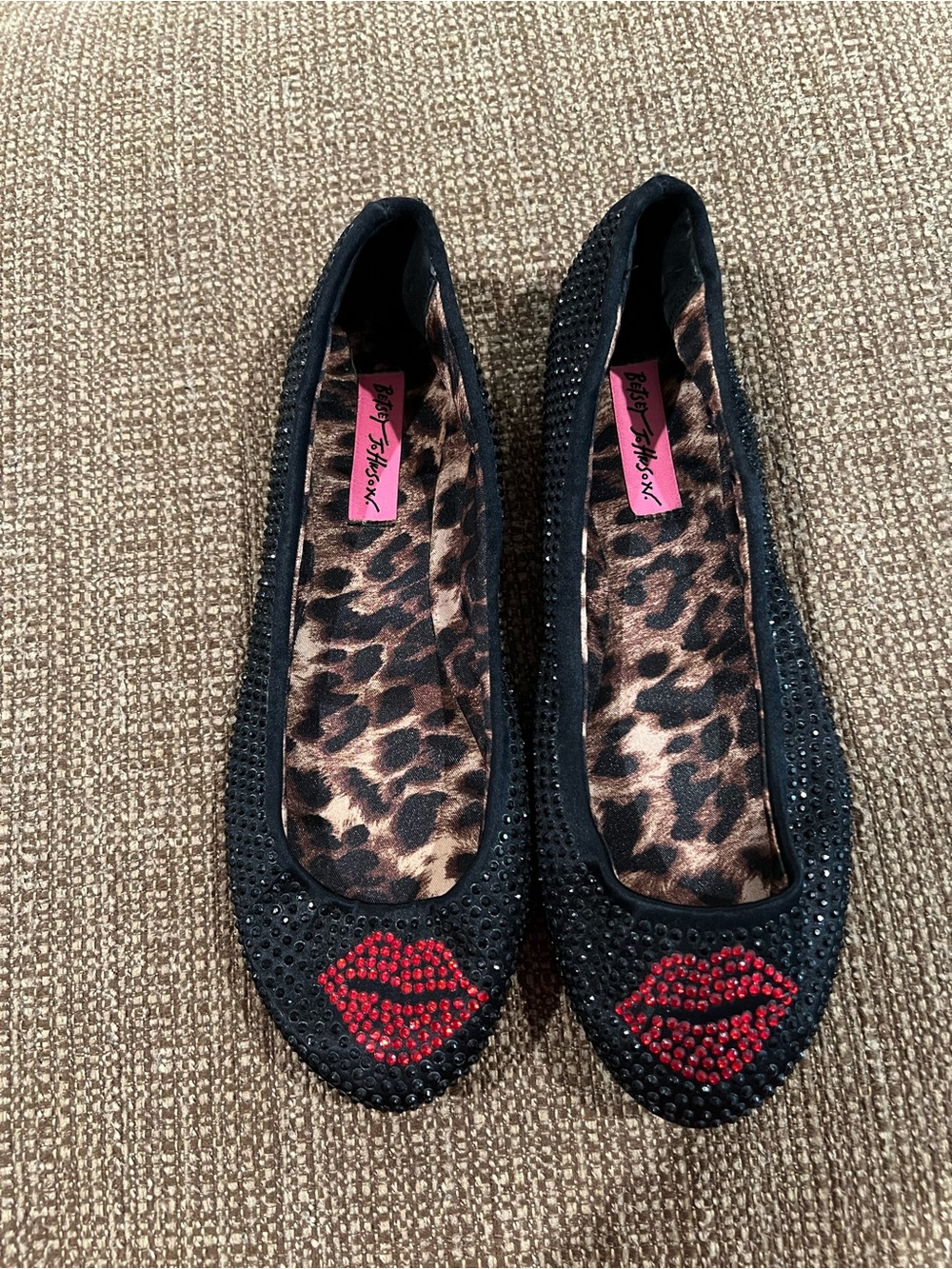 Betsey Johnson Women’s Black Crystal Flats with Red Lip Accent 8M - Picture 1 of 5